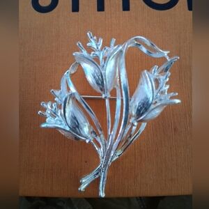 Vintage Rare Lisner Silver Filigree Petals Tulip Flowers Bouquet Brooch